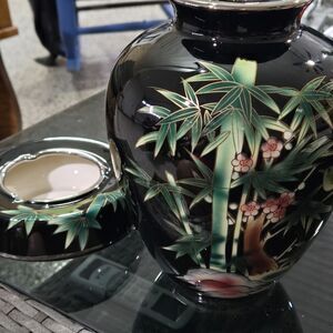 Japanese cloisonné vase, known as shippo in Japanese, displayed in a wooden box.